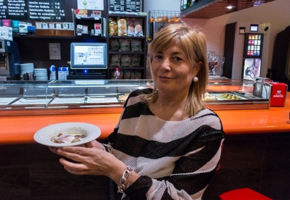 Mari Carmen Urbina, con el pincho ganador del concurso. :: 