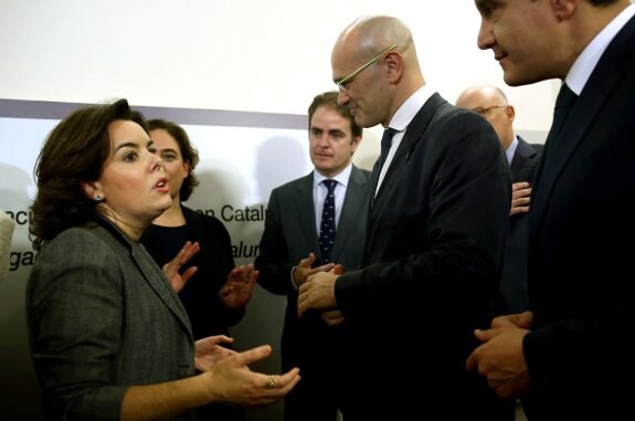 Santamaría conversa con Raül Romeva, tras el acto de toma de posesión de Enric Millo. :: t. albir / efe