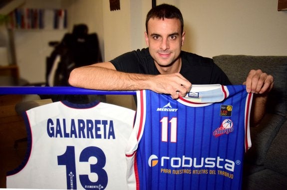 Alberto Ruiz de Galarreta, con la camiseta de su primer equipo en Oro y con la actual del Calzados Robusta. ::