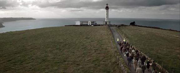 La protagonista del  anuncio llama a  celebrar el premio  yendo «al faro». :: lr