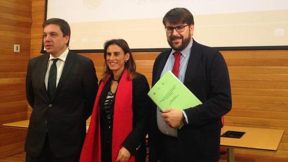 Alberto Galiana (iz.) junto a Isabel Moreno y Guillermo Aisa, en la Asociaciónd de la Prensa de La Rioja. 