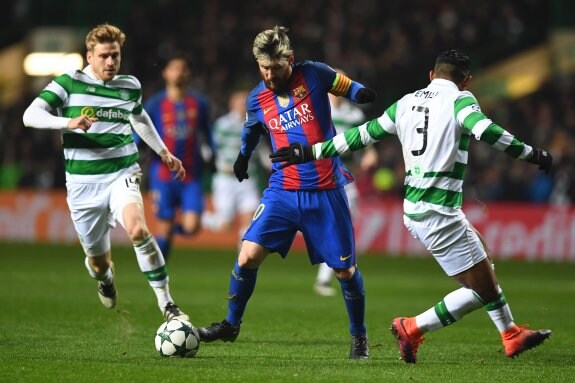 Lionel Messi supera la marca del jugador del Celtic Emilio Izaguirre. :: efe

