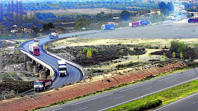 Imagen de la carretera nacional N-232 y de la autopista AP-68 en parte del tramo que se convertirá en futura ronda sur de Logroño. 