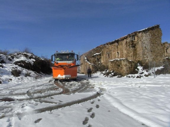 La quitanieves intervino el jueves para limpiar el acceso al poblado de El Collado. :: m. m. h.