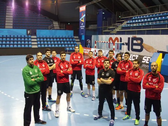 Los jugadores del Naturhouse posan en la cancha del Montpellier antes de comenzar el entrenamiento de ayer. :: 