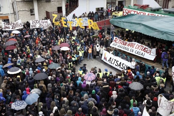 Cabeza de la marcha de ayer en apoyo de los siete presos . :: efe