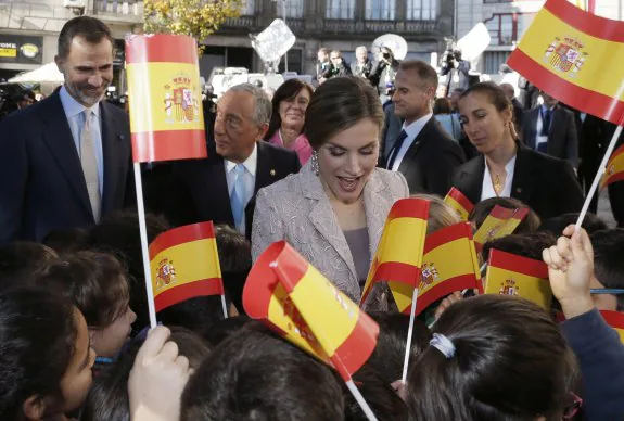Los Reyes de España saludan a varios escolares portugueses, ayer a las puertas de la Cámara Municipal de Oporto. :: Lavandeira jr. / efe