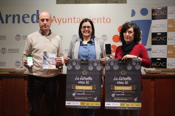 José Ignacio Moreno y Ana Isabel Osés, de ACAC, junto a la edil Sandra Rodríguez. ::