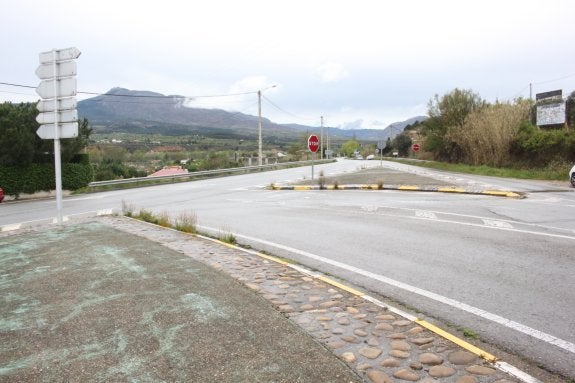 Una glorieta con dos carriles de 4 metros cada uno sustituirá el actual cruce con forma de T. :: 