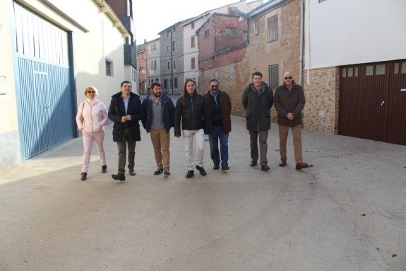 Concejales y autoridades en la visita de las calles. :: 