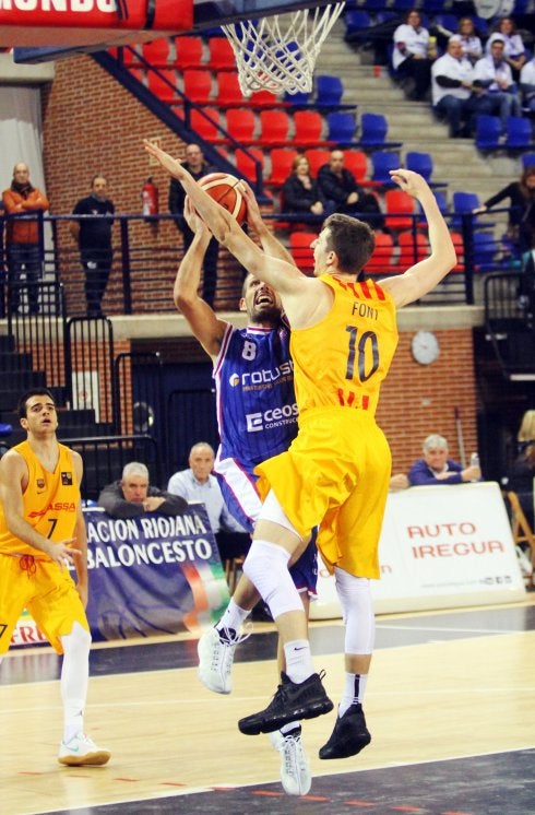 Bravo intenta anotar en el partido ante el FC Barcelona B. :: m. h.