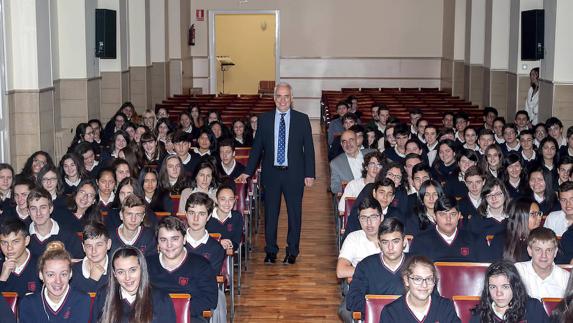 José Ignacio Ceniceros ha hablado con los alunos de La Enseñanza sobre la Constitución. 