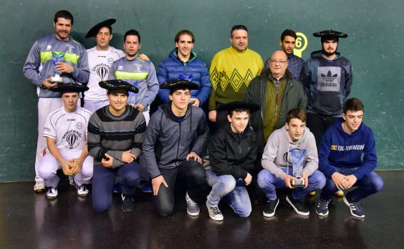 Foto de familia de ganadores, finalistas y representantes de la Federación Riojana de Pelota. :: 