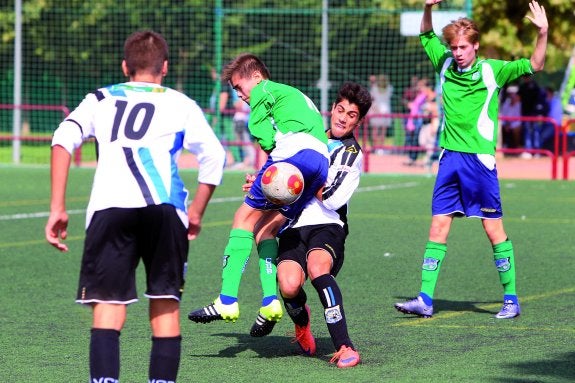 Choque entre dos jugadores de Valvanera y Berceo, en un lance de juego. :: F. Díaz
