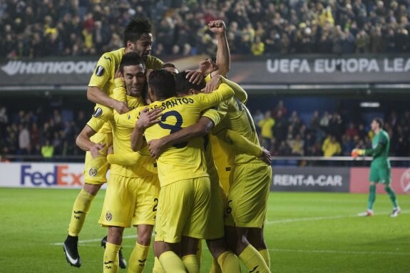 Los futbolistas del Villarreal celebran el segundo tanto. :: efe