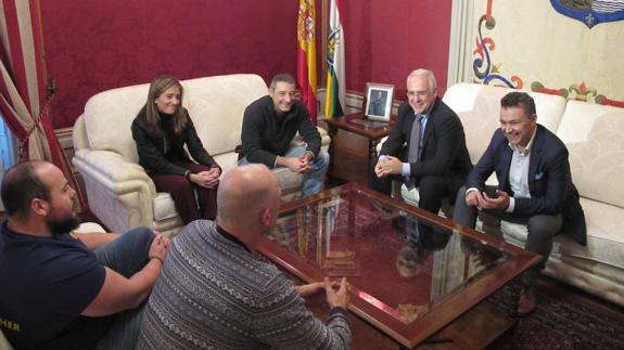 Ceniceros y Escobar reciben a los bomberos que participan en labores humanitarias. 