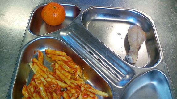 Bandeja de comida servida en el comedor escolar de Villamediana. 