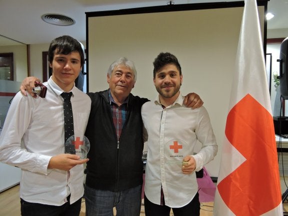 Tarragona y Alvero, con el presidente de Cruz Roja Alfaro. :: 