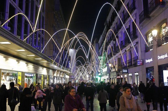 La calle Preciados de Madrid, repleta de gente. :: efe