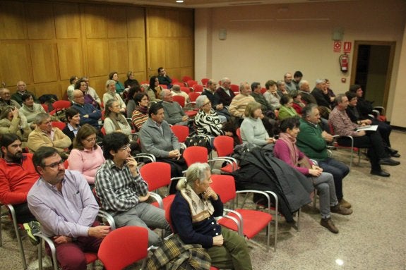 El público asistió el miércoles a la primera charla de los Encuentros. :: 