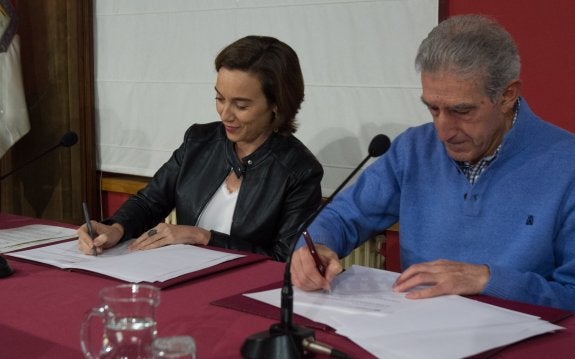 Cuca Gamarra y Luis Lleyda, ayer en la firma del convenio. :: 