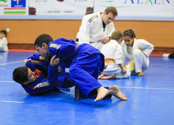 Dos judokas escolares libran un combate, durante una de las jornadas celebradas en Logroño. :: F. Díaz
