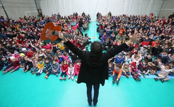 Pablo Sáinz Villegas, ayer con los alumnos de Infantil y Primaria de Las Gaunas. :: juan marín
