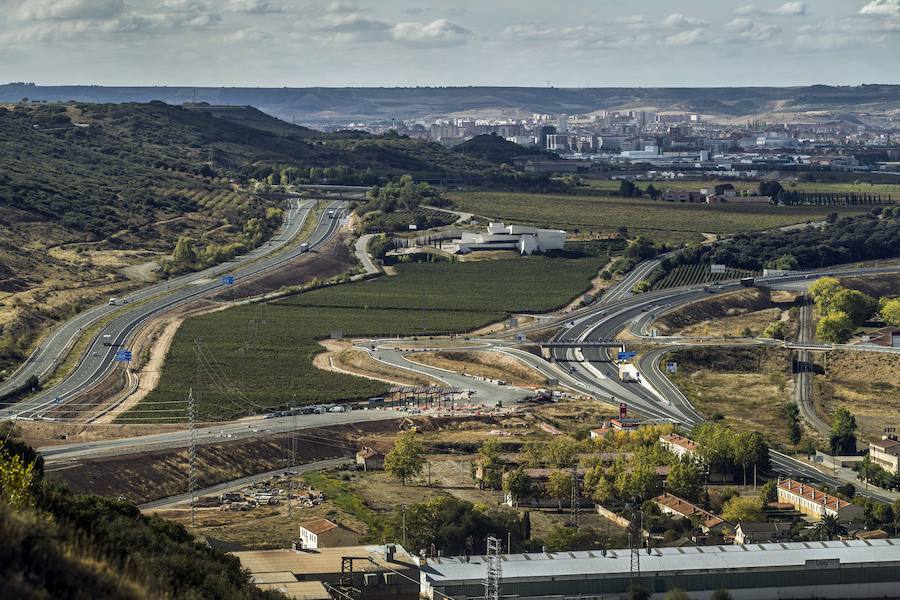 Vista general de un tramo de la AP-68 con Logroño al fondo. 