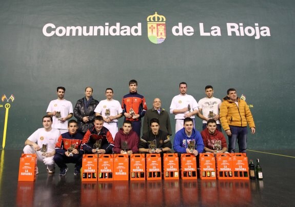 Ganadores y finalistas del Torneo La Navarra de paleta cuero. :: justo rodríguez
