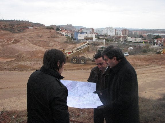 Juan Antonio Abad, Francisco Bermejo y Manuel Soria, en el 2011, observan los planos de la urbanización El Sol. :: 