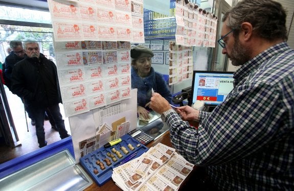 Filas ayer por la mañana para comprar décimos para el sorteo de hoy.