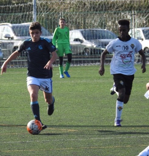 Marín conduce el balón, en un partido con la Real. 