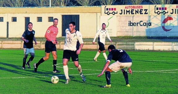Imagen del partido del pasado domingo entre Alfaro y Anguiano, con Arturo llevando la bola. 