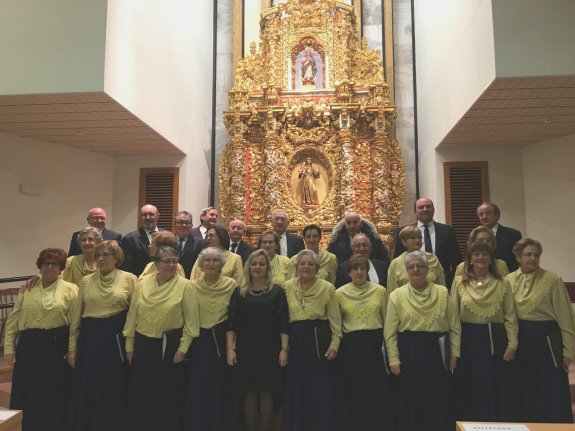 La Coral Polifónica de La Rioja participó con sus cantos en la consagración de la nueva parroquia de San Antonio. :: m.j. lázaro