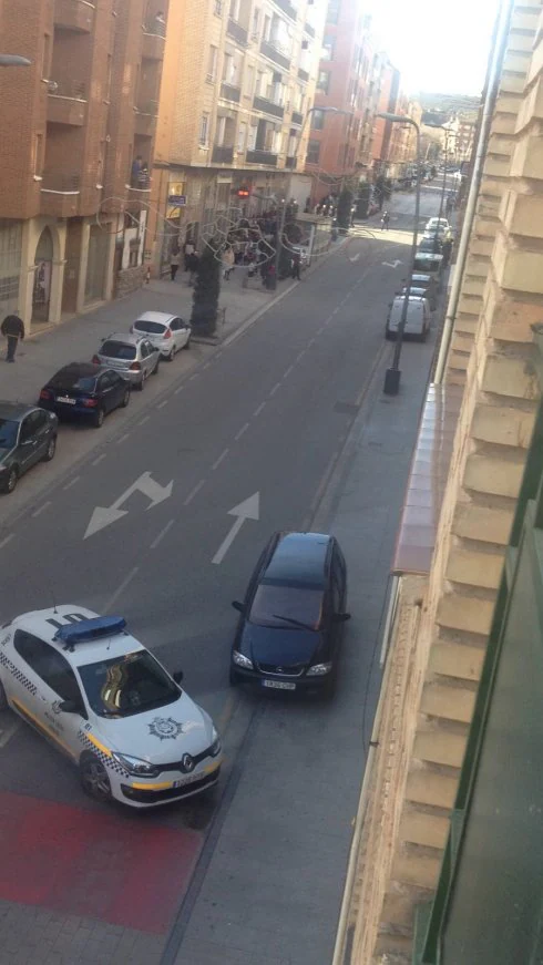Un coche policial cortó la avenida el sábado durante la operación. :: l.r.