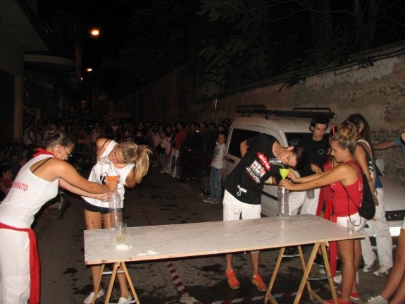 Imagen de archivo de las fiestas patronales en la calle San Antón, donde se congregan una decena de cuartos de cuadrillas. :: e. p.