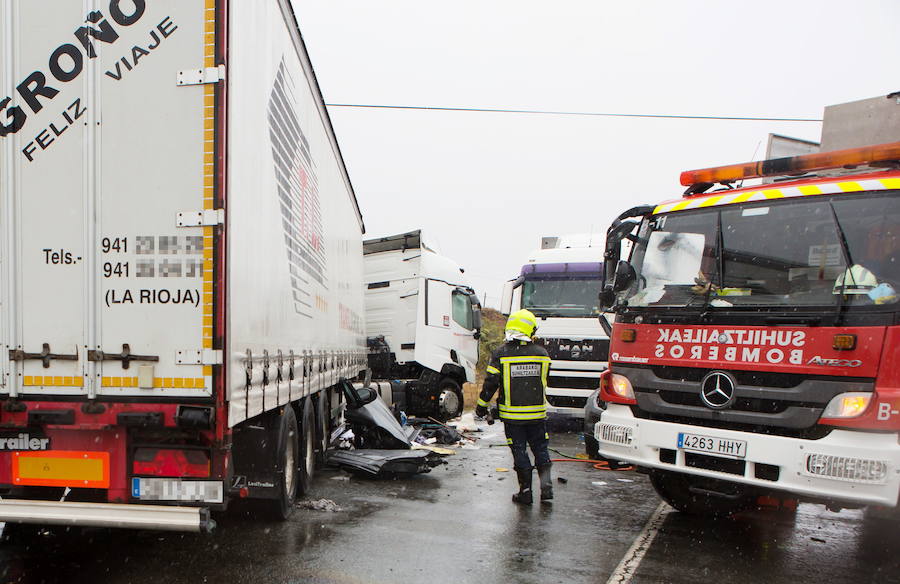 Equipos de salvamento intervienen en un accidente. 
