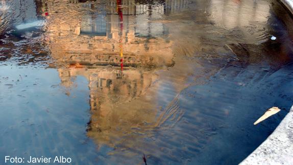 Imagen reflejada en el hielo en una fuente de Santo Domingo. 