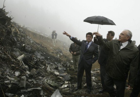 Trillo revisa en 2003 los restos del Yak-42 en las cercanías de la localidad turca de Trebisonda. :: MUSTAFA OZER / afp