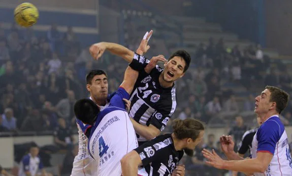 Kukic intenta el lanzamiento en un partido. :: v.m./partizan
