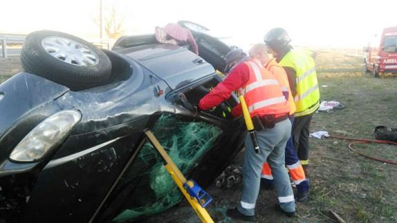 Patrullas de Policía Foral y Tudela atienden con bomberos y sanitarios a los heridos. 