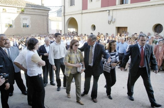 Funeral por las víctimas riojanas del Yak-42, en Sotés. :: e. del río