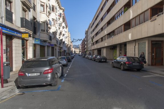 Zona de aparcamientos en zona azul de avenida de La Rioja, en Haro. :: donézar