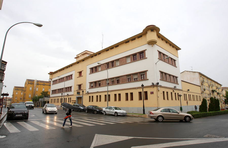 Antiguo cuartel de la Policía Nacional en la Avenida de Navarra de Logroño. 
