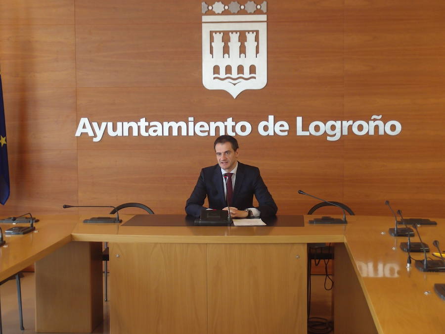 Miguel Sáinz ofrece los datos de las resoluciones municipales. 
