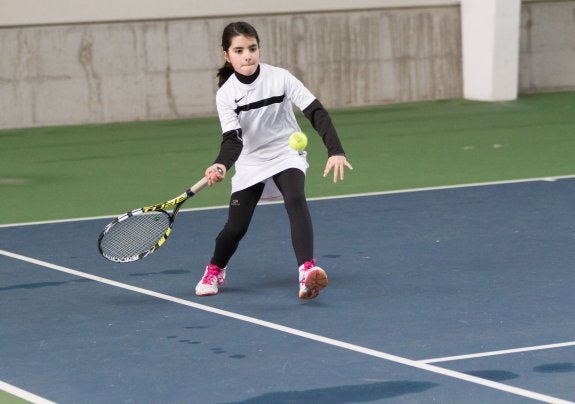 Una niña, durante un partido de tenis de la temporada anterior. :: F.D.