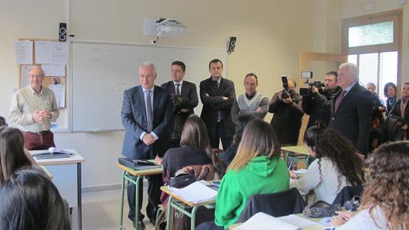 Ceniceros charla con los alumnos del IES Hermanos D' Elhuyar en la visita realizada este viernes. 