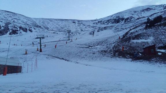 Aspecto que presentaba ayer Valdezcaray, con una fina capa de nieve que espera aumentar con las nevadas que se anuncian. :: la rioja