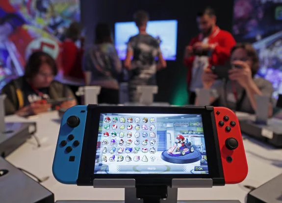 La nueva consola Nintendo Switch, junto a los mandos Joy-Con en rojo y azul. :: Ronald Wittek / efe
