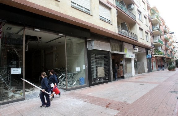 En Calvo Sotelo preparan su apertura algunos establecimientos. :: j. marín
